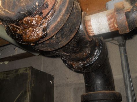 Fixing leaks, cracks and pinholes on cast iron pipes with steel。